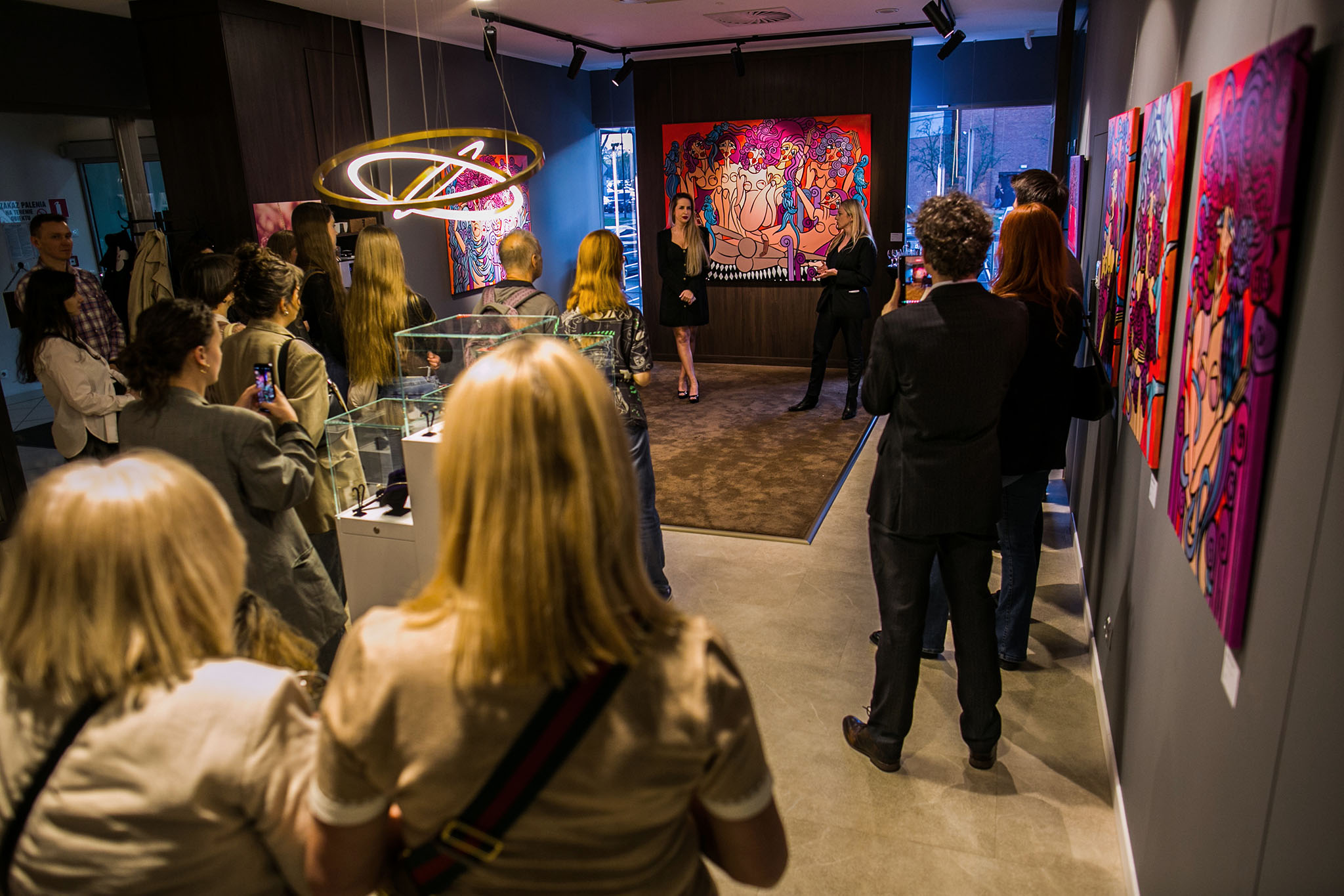 Wernisaż Natalii Jóźwiak „Co czyni ją wyjątkową” w galerii Goldenmark Art – relacja z wystawy.