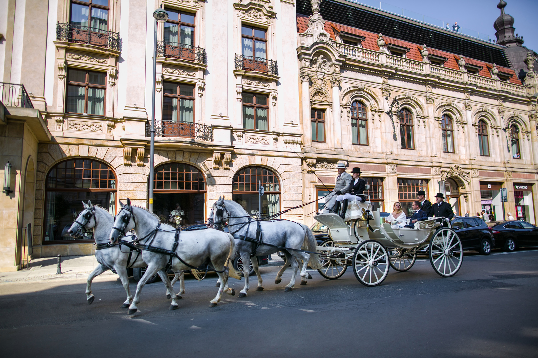 Elegancki reportaż ślubny w Hotelu Monopol we Wrocławiu – fotografia ślubna premium.