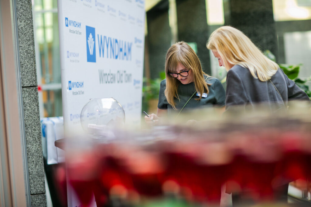 Fotografia eventowa i reportażowa z wydarzeń biznesowych realizowana dla prestiżowych partnerów, takich jak Hotel Wyndham.