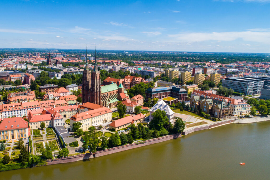 Dynamiczne ujęcia lotnicze z drona uwieczniające energię wielkiej sceny i wydarzeń plenerowych.
