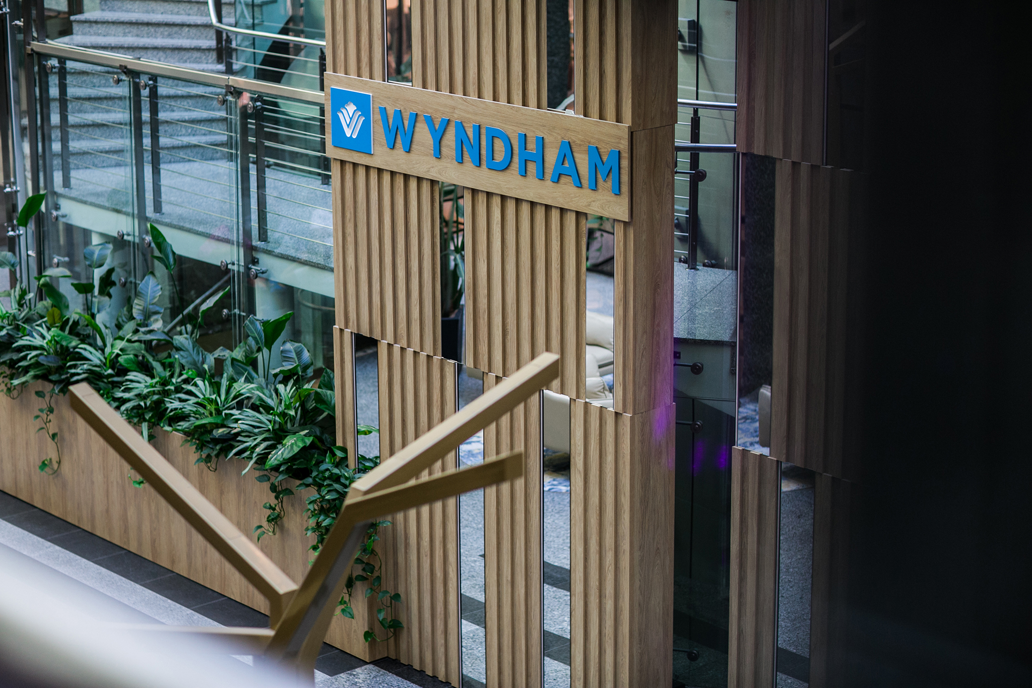 Dowód zaufania liderów biznesu – profesjonalna oprawa wizualna dla hotelu Wyndham.